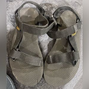 Women’s size 6 Tevas